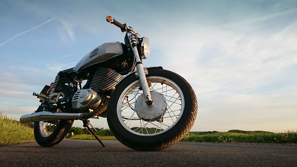 Ratracer Cafe Racer MZ TS 250 im Sonnenuntergang – Motorrad fotografieren ganz einfach!